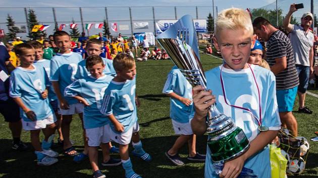 Malé mistrovství Evropy žáků, i tak by se dala nazvat fotbalová akce v kravařské Buly aréně s názvem Visegrad Cup U 11, který pořádal Sipa Sport Opava. Byl určen pro jedenáctileté fotbalisty a divákům se představilo celkem dvacet týmů z pěti zemí.
