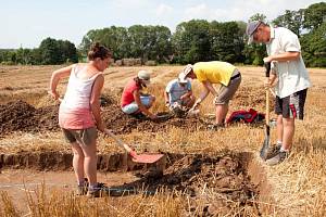 Základy obydlí, ohniště a snad i příkopové ohrazení to jsou nejzajímavější nálezy, které nyní objevili archeologové z Filozofickopřírodovědecké fakulty Slezské univerzity v Opavě v Pustějově u Fulneku.