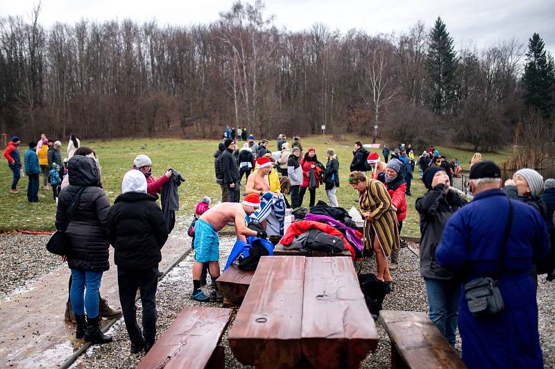 Otužilci na Stříbrném jezeře. 24. prosince 2021 v Opavě.