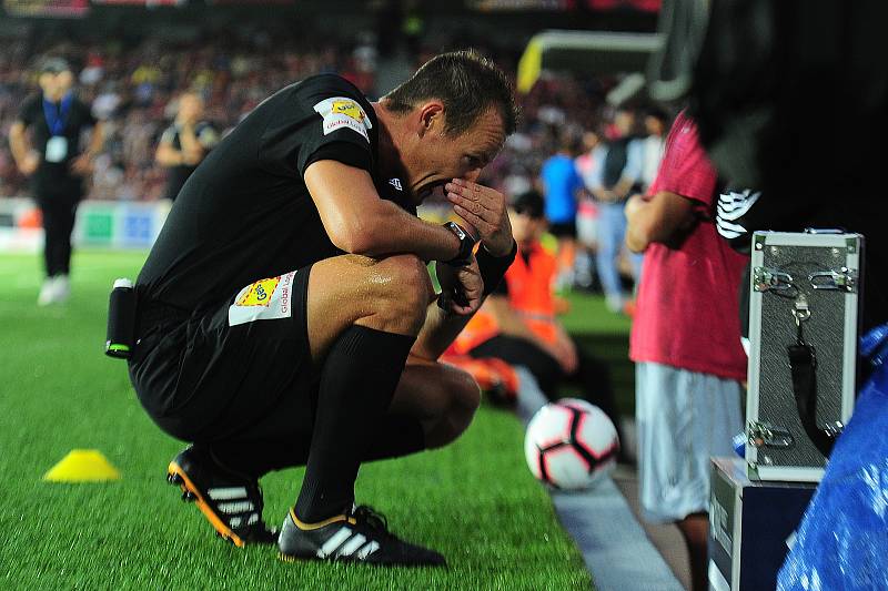 Fotbalové utkání Fortuna ligy mezi celky AC Sparta Praha a SFC Opava 21. července v Praze. Pavel Královec zkoumá video.