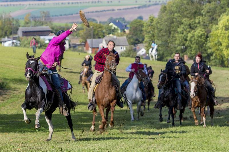 Na louce nad Mikolajicemi, které se mezi místními přezdívá Buček, proběhl už devatenáctý ročník mikolajické Hubertovy jízdy. Akce se zúčastnilo celkem osmdesát koní.