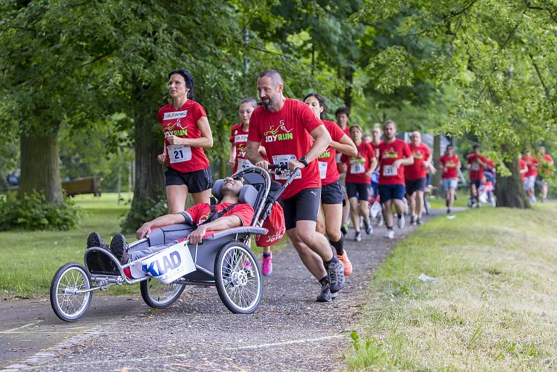 Asistovaný běžecký závod s handicapovanými dětmi a mladými lidmi.