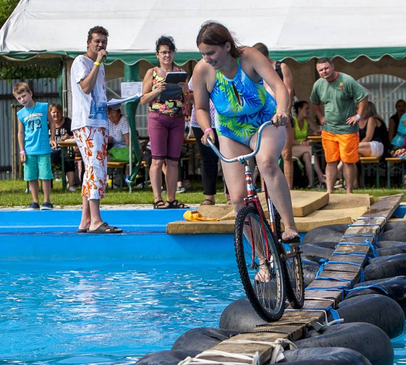 Vítkovská lávka o víkendu opět přilákala nebojácné jezdce.