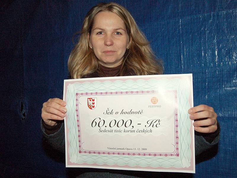 Kateřina Prchalová převzala pro svou školu šek s peněžmi, které byly vybrány v rámci vánoční sbírky. Tu připravila firma Festpro.