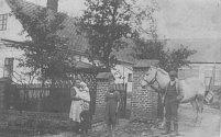 RODINNÝ dům na Štemplovci tehdejšího starosty obce, rolníka Ludvíka Kleina. Rok 1924.