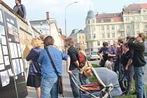 Na jaře se konala před uzavřeným areálem Slezské univerzity nevšední protestní akce za zachování historické rybí chovné stanice. Možná i to přispělo k tomu, že vedení školy již nyní na demolici památky tolik nepospíchá.