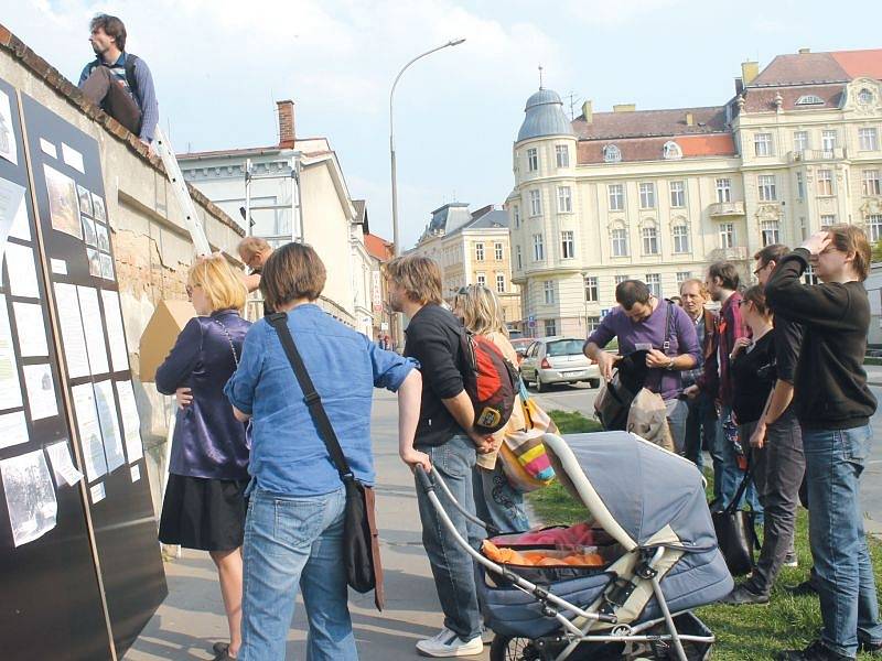 Na jaře se konala před uzavřeným areálem Slezské univerzity nevšední protestní akce za zachování historické rybí chovné stanice. Možná i to přispělo k tomu, že vedení školy již nyní na demolici památky tolik nepospíchá.