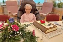 Paní Aloisie Hofmanová z Domova Bílá Opava oslavila 10. ledna 101 let. Opava, 14. ledna 2022.  se souhlasem KÚ MSK