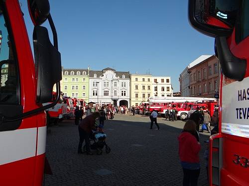 Malí a velcí hasiči divákům až do odpoledních hodin předváděli svou techniku a činnost u nejrůznějších zásahů.