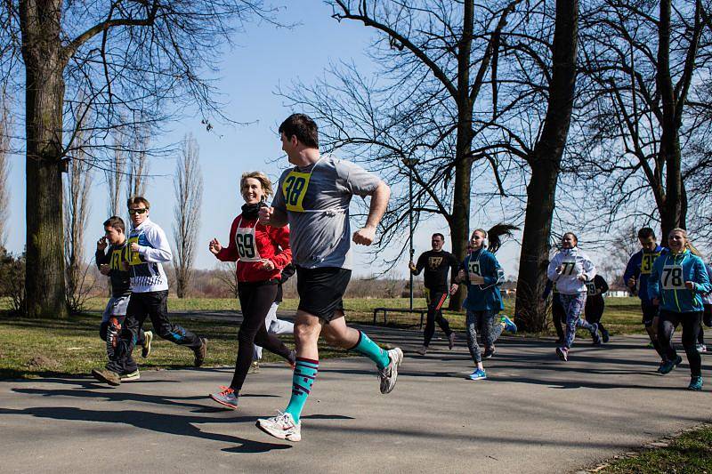 Městské sady patřily běžcům. Celkem 167 závodníků všech věkových kategorií se představilo na startu běžeckého závodu Vyběhneme za sluníčkem s opavským Nissanem.