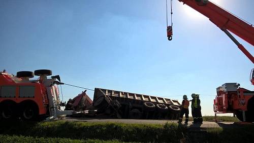 Čtyři jednotky hasičů zasahovaly ve čtvrtek odpoledne v Hradci nad Moravicí-Jakubčovicích u nehody nákladního automobilu Iveco, naloženého štěrkem.