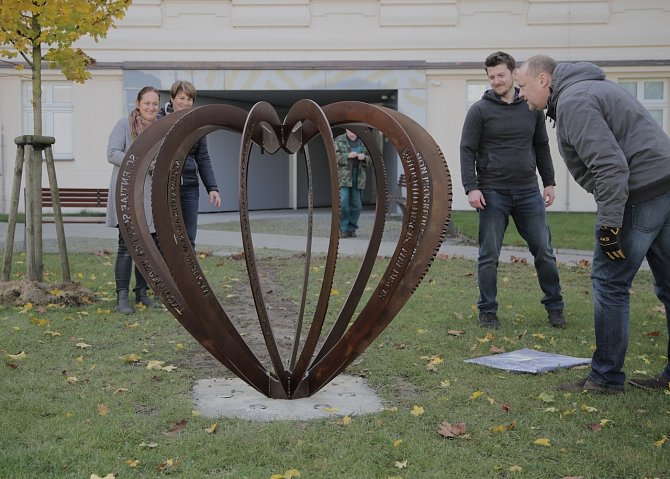 Součástí připomínky 17. listopadu 1989 bude i výstava diplomů u univerzitního památníku Srdce.