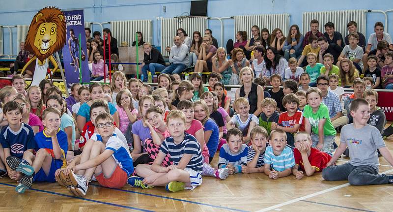 Velká basketbalová roadshow se konala v tělocvičně Základní školy Otické v Opavě. 