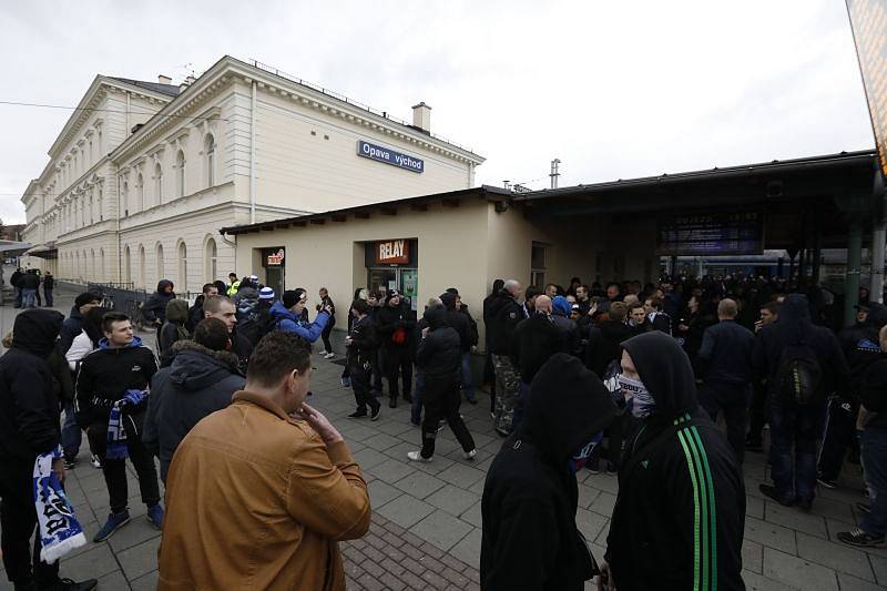 Fanoušci vyrazili k opavskému stadionu.