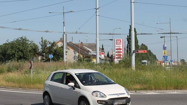 Pěkná vizitka Opavy, co říkáte? Tak vypadal v pondělí kruhový objezd v Jaktaři.