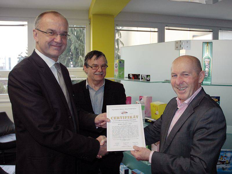 Prorektor Jaromír Gottvald předává certifikát o rekordu vedoucímu prodeje Modelu Opava Heřmanu Goldmannovi.