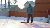 Po hokejovém open air zápasu ve Větřkovicích následoval curling.