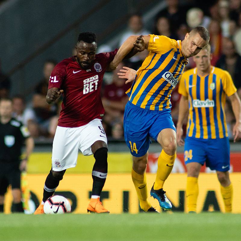 Zápas 1. kola FORTUNA:LIGY mezi AC Sparta Praha a SFC Opava 21. července 2018 v Generali areně v Praze. Kaku Guelor Kanga - acs, Jan Schaffartzik - o.