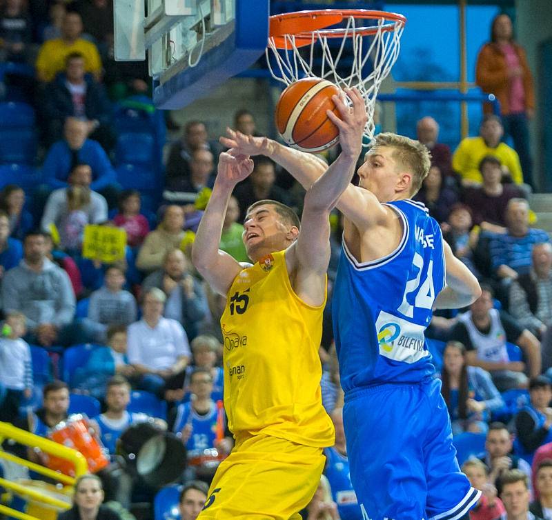 BK Opava - USK Praha 73:68