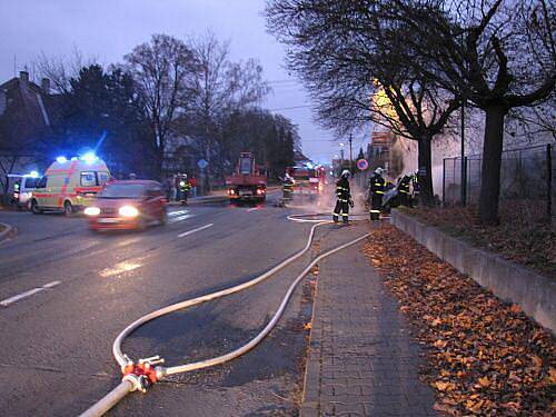 Tři jednotky hasičů zasahovaly v pondělí ráno u požáru dvou vozidel, který vznikl po jejich srážce a úniku paliva z dodávkového automobilu Renault Mascott.