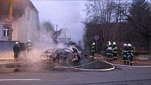 Tři jednotky hasičů zasahovaly v pondělí ráno u požáru dvou vozidel, který vznikl po jejich srážce a úniku paliva z dodávkového automobilu Renault Mascott.