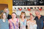 JULIE URBIŠOVÁ (uprostřed) navštívila také charitní Kavárnu pro Radost v Opavě.