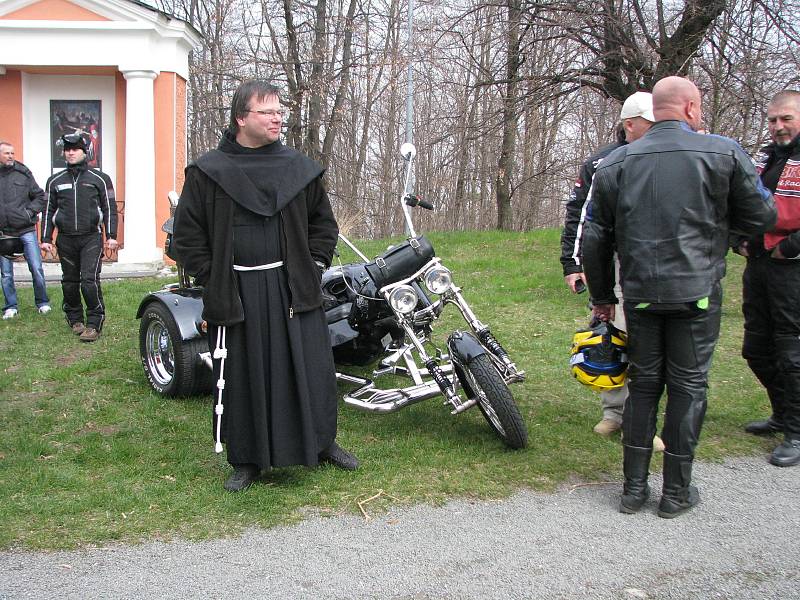 Krnovští motorkáři tradičně zahajují sezonu setkáním před poutním chrámem na Cvilíně. Vzpomínají na zesnulé kamarády a přijmou boží požehnání.