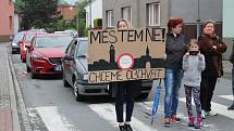 Demonstrativní blokáda silnice I/56 v Dolním Benešově v roce 2018 měla upozornit na chybějící obchvat.