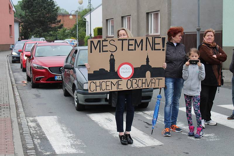 Občanům Benešova došla trpělivost, zablokovali silnici.
