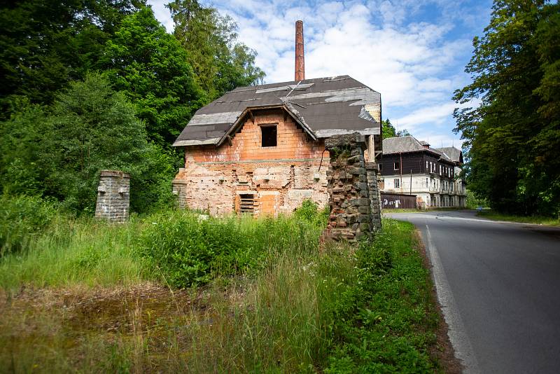 Jánské Koupele (německy Bad Johannisbrunn), dříve také Melčské lázně, jsou bývalé lázně ležící severozápadně od Vítkova v okrese Opava, v rozsáhlých lesích při řece Moravici. Celý areál byl roku 2005 zapsán do seznamu kulturních památek České republiky. P