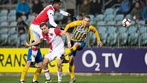 Opava - Zápas 17. kola FORTUNA:LIGY mezi SFC Opava a SK Slavia Praha 3. prosince 2018 na Městském stadionu v Opavě. Tomáš Souček (SK Slavia Praha), Jan Schaffartzik (SFC Opava).