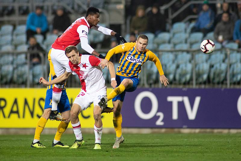 Opava - Zápas 17. kola FORTUNA:LIGY mezi SFC Opava a SK Slavia Praha 3. prosince 2018 na Městském stadionu v Opavě. Tomáš Souček (SK Slavia Praha), Jan Schaffartzik (SFC Opava).