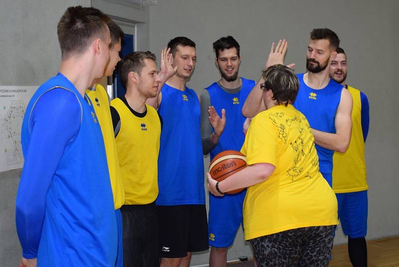 Basketbalový biatlon i regulérní zápas. Opavští basketbalisté si zahráli s Radostí.