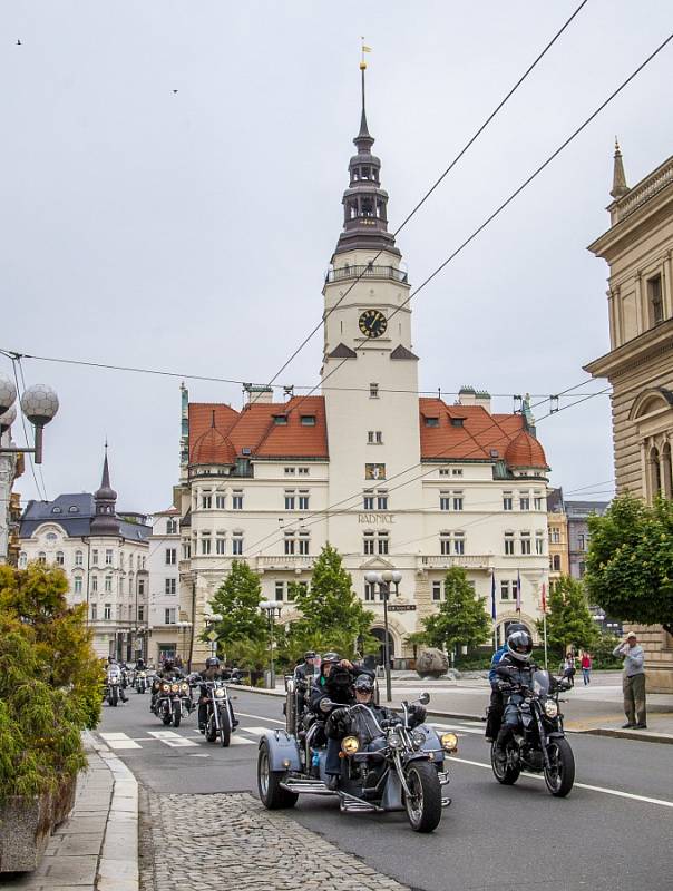 Motorkáři se o víkendu vydali společně z Opavy do Krnova a zpátky. Víkendová akce byla uspořádána jako oslava pro čtveřici motorkářů, kteří slaví životní jubileum.