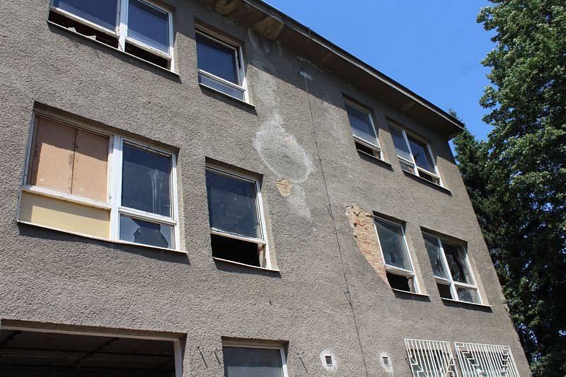 Vybydlený dům, ruina, ghetto. I taková označení lze slyšet z úst lidí, kteří někdy měli nebo mají co do činění s budovou v Janské ulici.