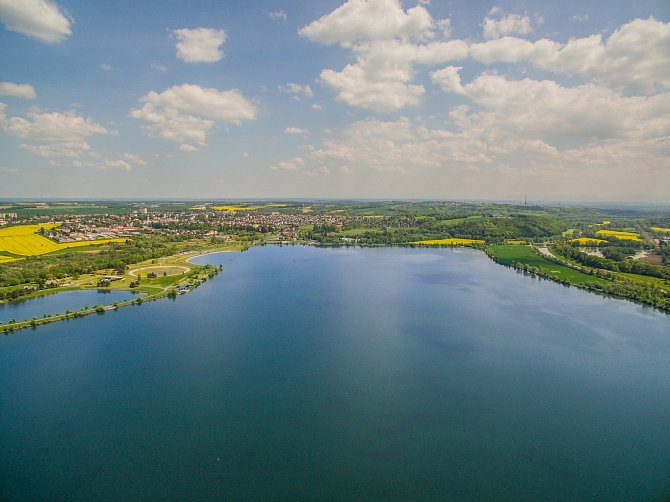 Hlučínské jezero se rozprostírá na ploše přes 130 hektarů.