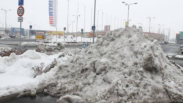 Sníh způsobil určité problémy také na parkovišti u Kauflandu, kde se čpí spousta hromad odklizeného sněhu.