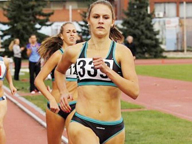 Vendula Hluchá na republikovém šampionátu do dvaadvaceti let suverénně ovládla běh na 800 metrů.