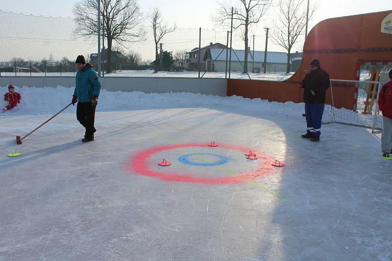 Po hokejovém open air zápasu ve Větřkovicích následoval curling.