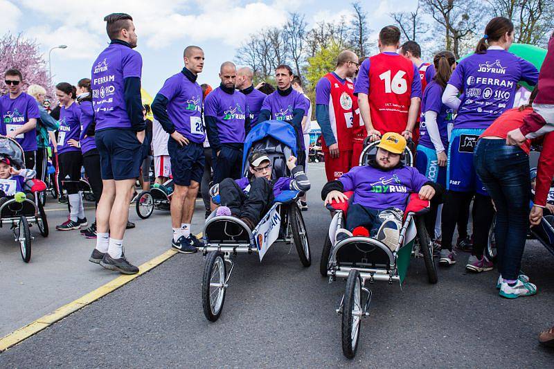 V neděli proběhl asistovaný běžecký závod Joy Run. Zdraví závodili společně s handicapovanými dětmi. Cílem celé akce byla snaha začlenit je mezi vrstevníky a dopřát jim nevšední zážitek. Na Joy Runu běželo přes tři sta závodníků.