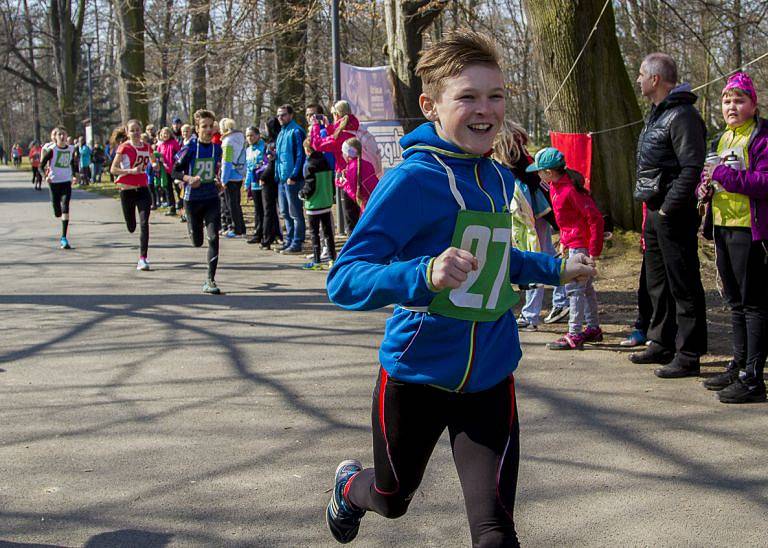 Městské sady patřily běžcům. Celkem 167 závodníků všech věkových kategorií se představilo na startu běžeckého závodu Vyběhneme za sluníčkem s opavským Nissanem.