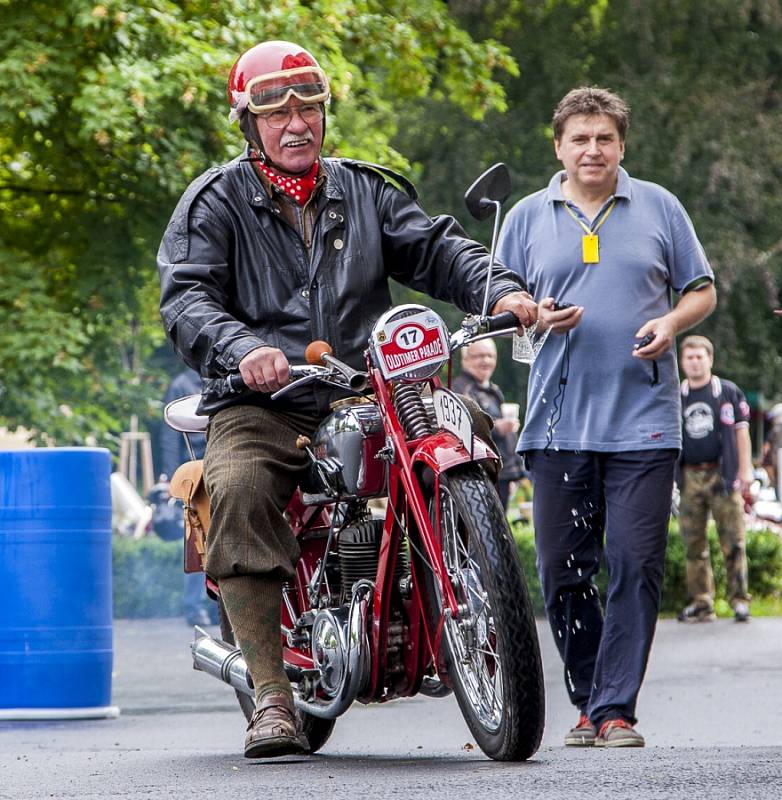 Celkem sto dvacítka účastníků se zapojila do akce s názvem Oldtimer Parade, která se během soboty uskutečnila v Kravařích.