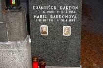Mágův hrob. František Bardon je pohřben na hřbitově v Opavě–Kylešovicích.