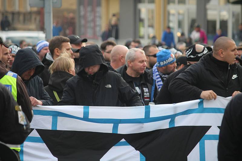 Policisté museli řešit výtržnosti před stadionem během zápasu Opavy s Baníkem.