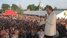 Karel Gott při koncert v Kravařích před Buly Arénou.