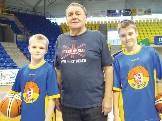 Jaromír Sosna se svými vnuky Danielem a Eduardem. Ti se na rozdíl od svého dědy dali na basketbal.