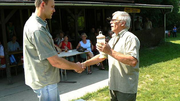 Předseda MS Hvozdnice Pavel Pater předává putovní pohár Aleši Volnému.