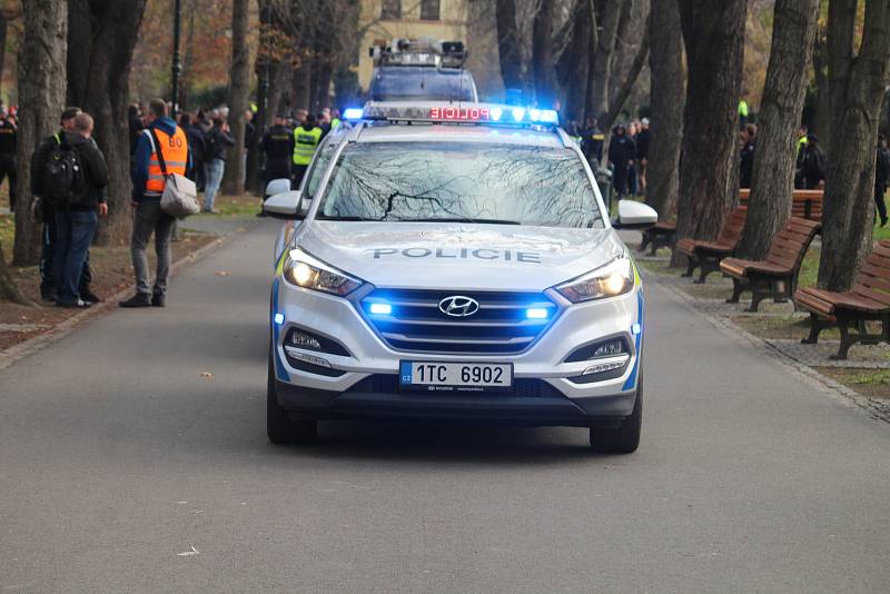 Policisté v Opavě dohlíželi na dav fanoušků Baníku, který měl více než tisíc lidí.