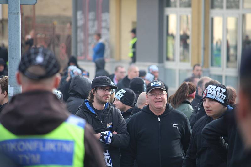 Policisté museli řešit výtržnosti před stadionem během zápasu Opavy s Baníkem.