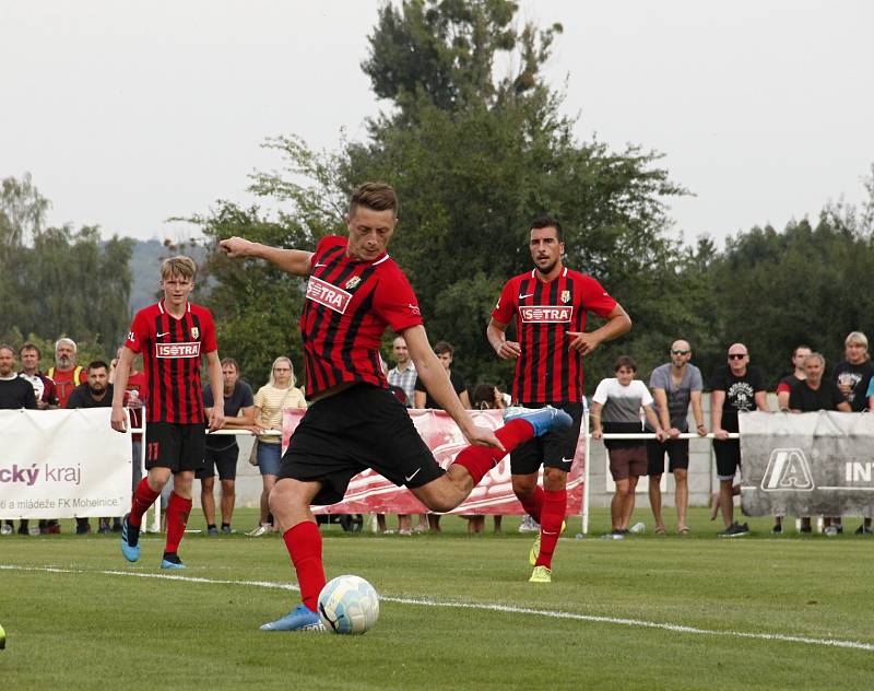 Fotbalisté Olešnice (v bílém) prohráli v Mohelnici pohárový zápas s Opavou 0:6.